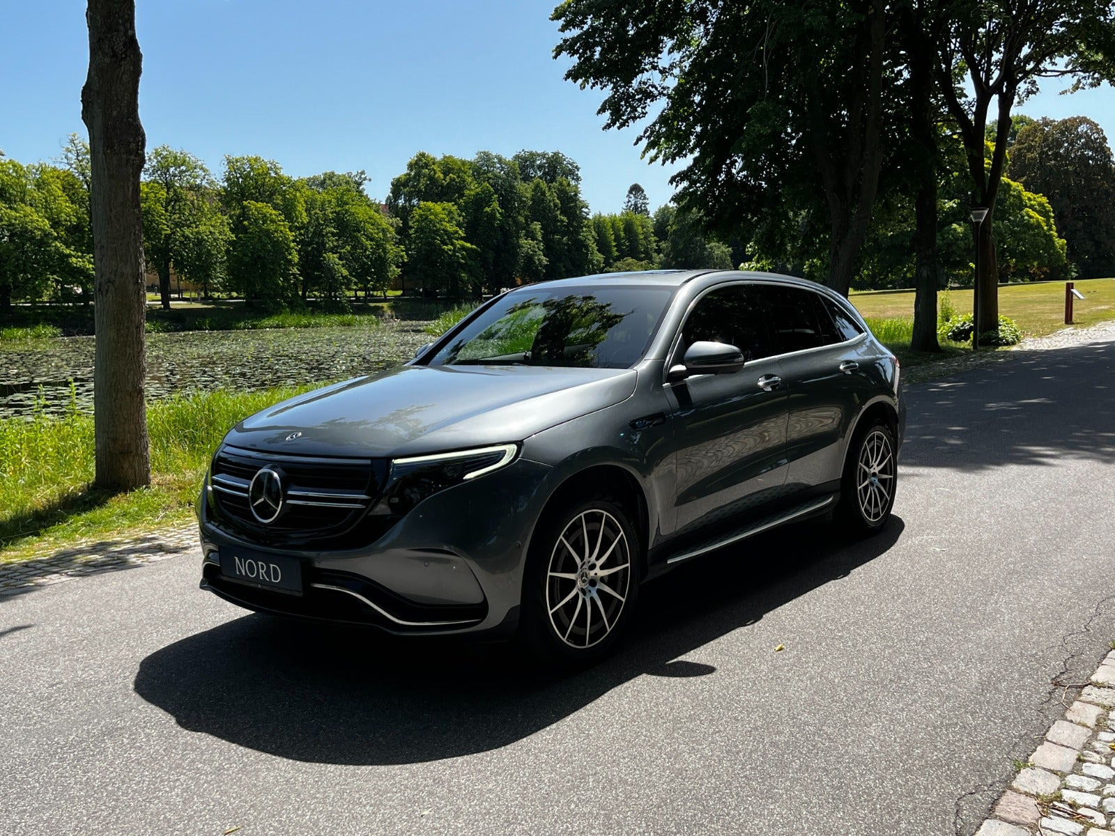 Grå Mercedes EQC400 fra 2021