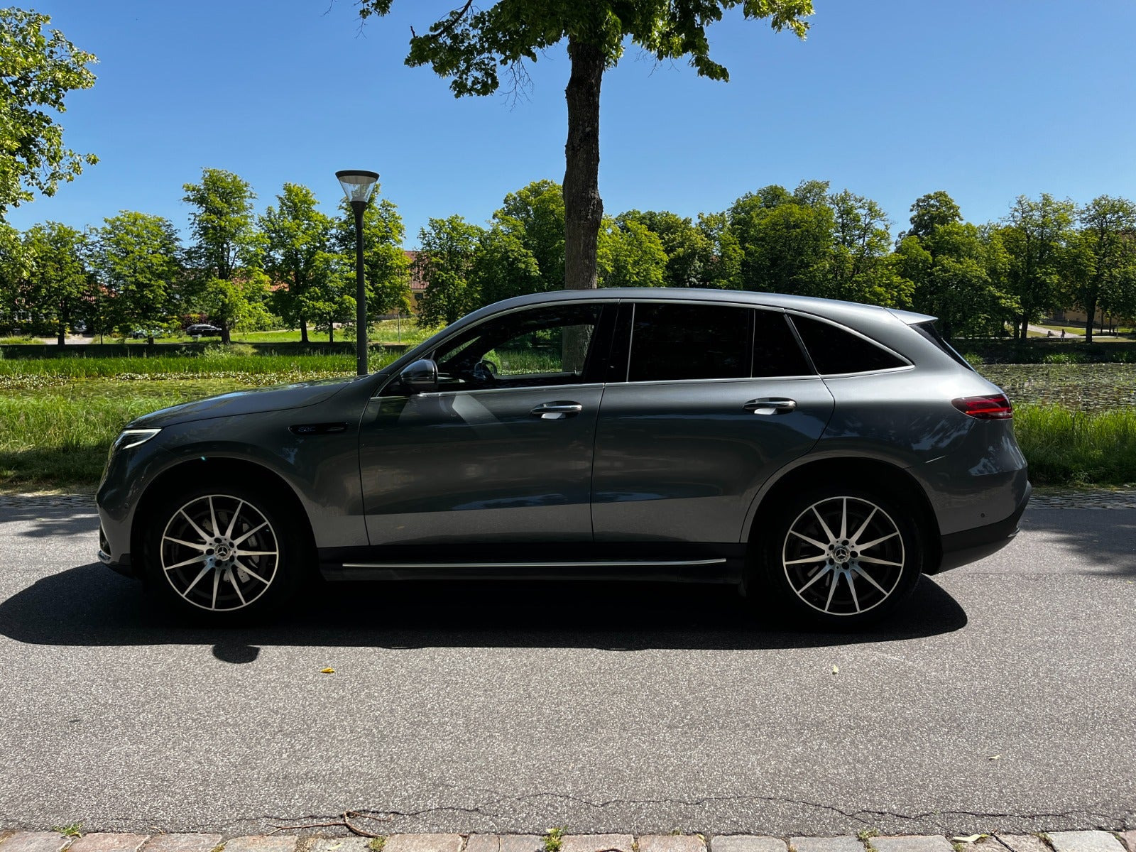 Grå Mercedes EQC400 fra 2021