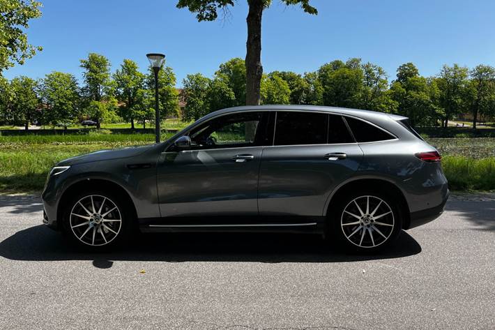 Grå Mercedes EQC400 fra 2021