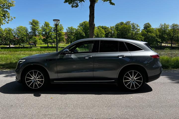 Grå Mercedes EQC400 fra 2021