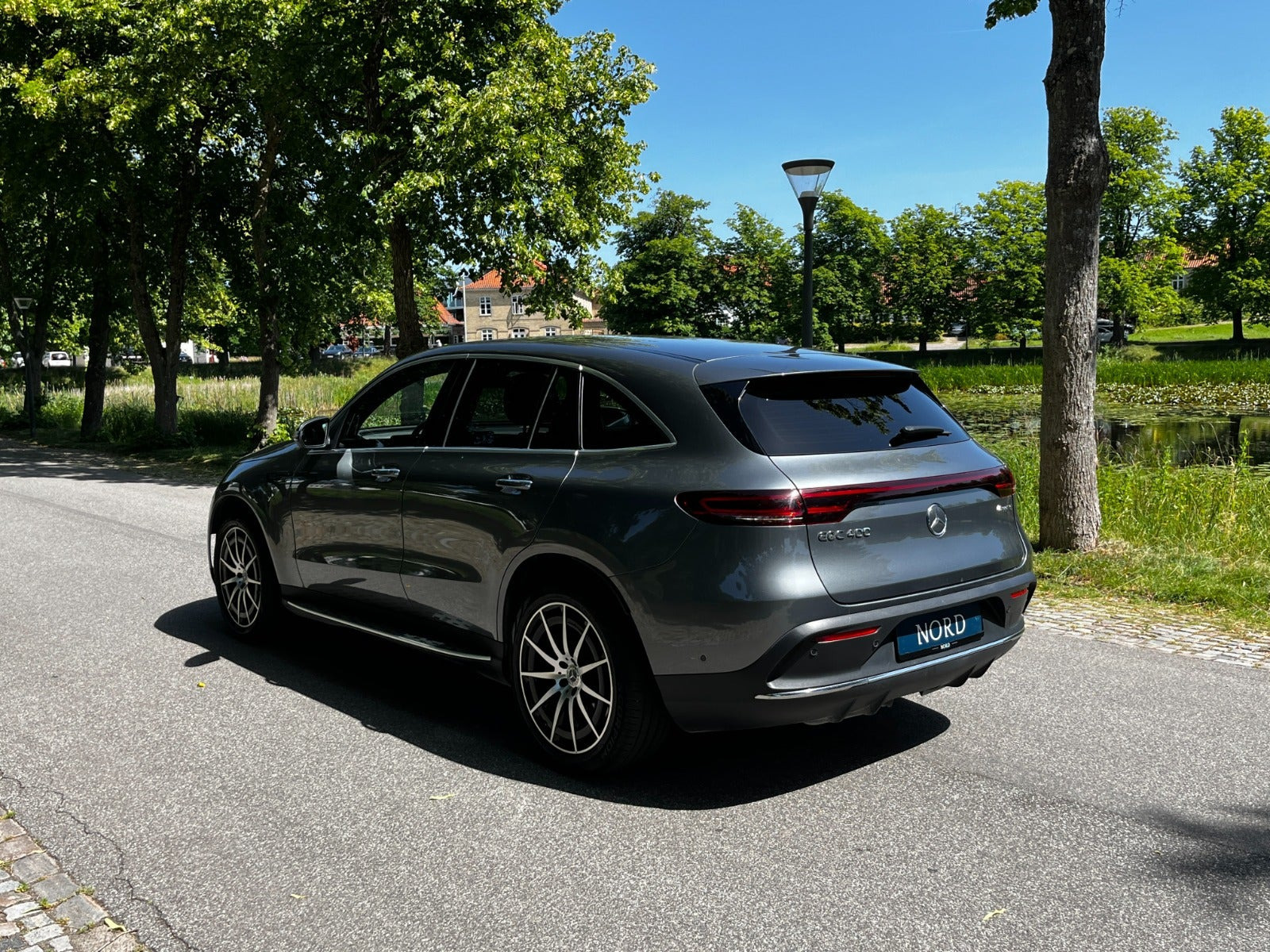 Grå Mercedes EQC400 fra 2021