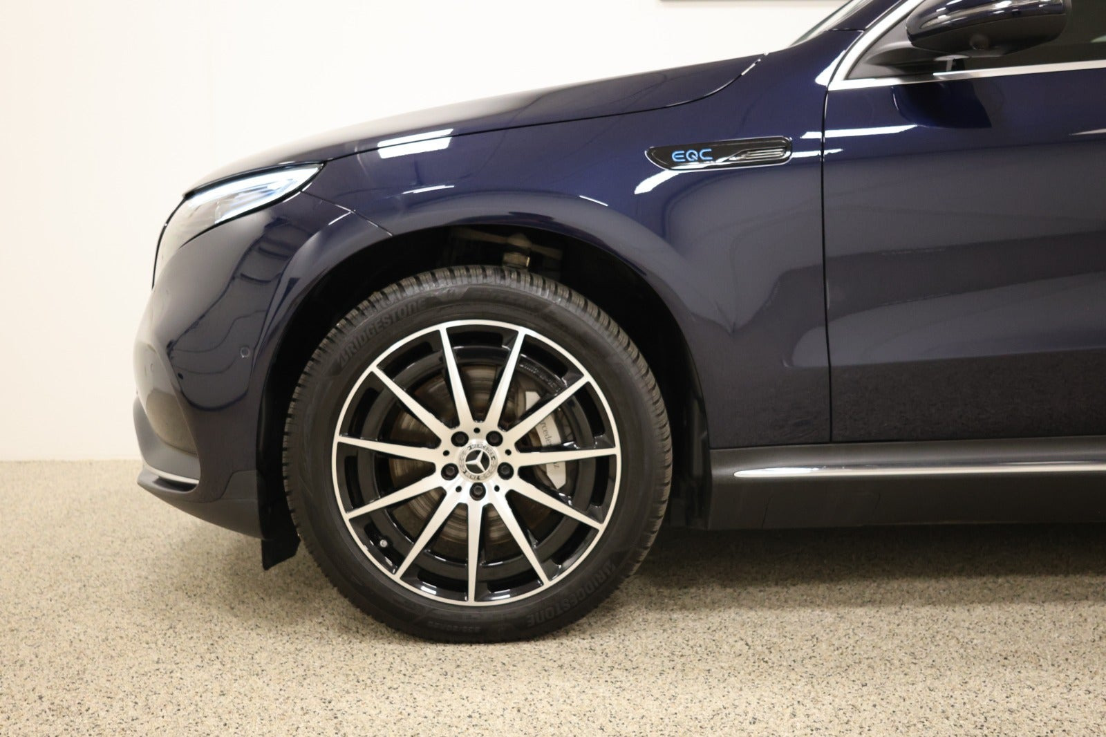 Blå Mercedes EQC400 fra 2023