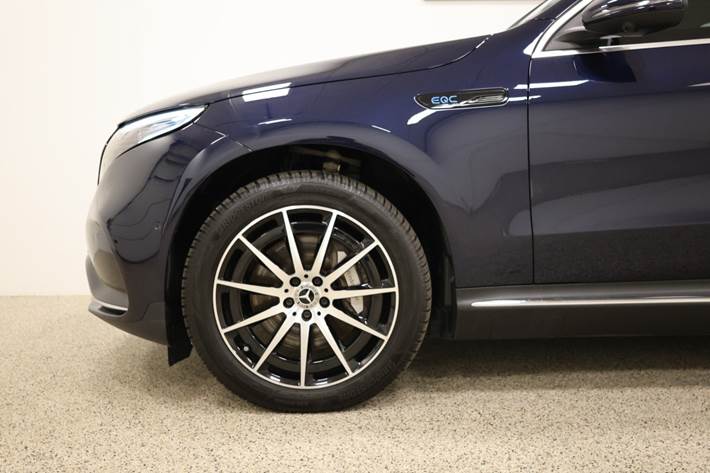 Blå Mercedes EQC400 fra 2023