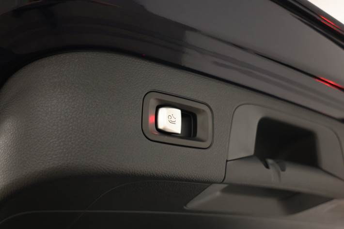 Blå Mercedes EQC400 fra 2023