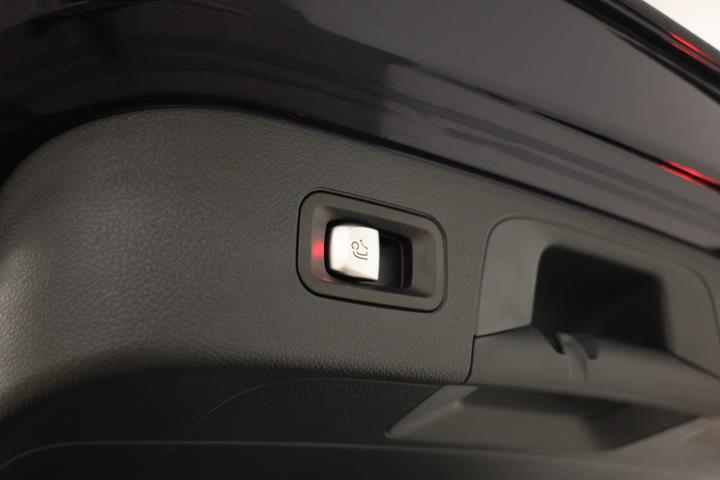 Blå Mercedes EQC400 fra 2023