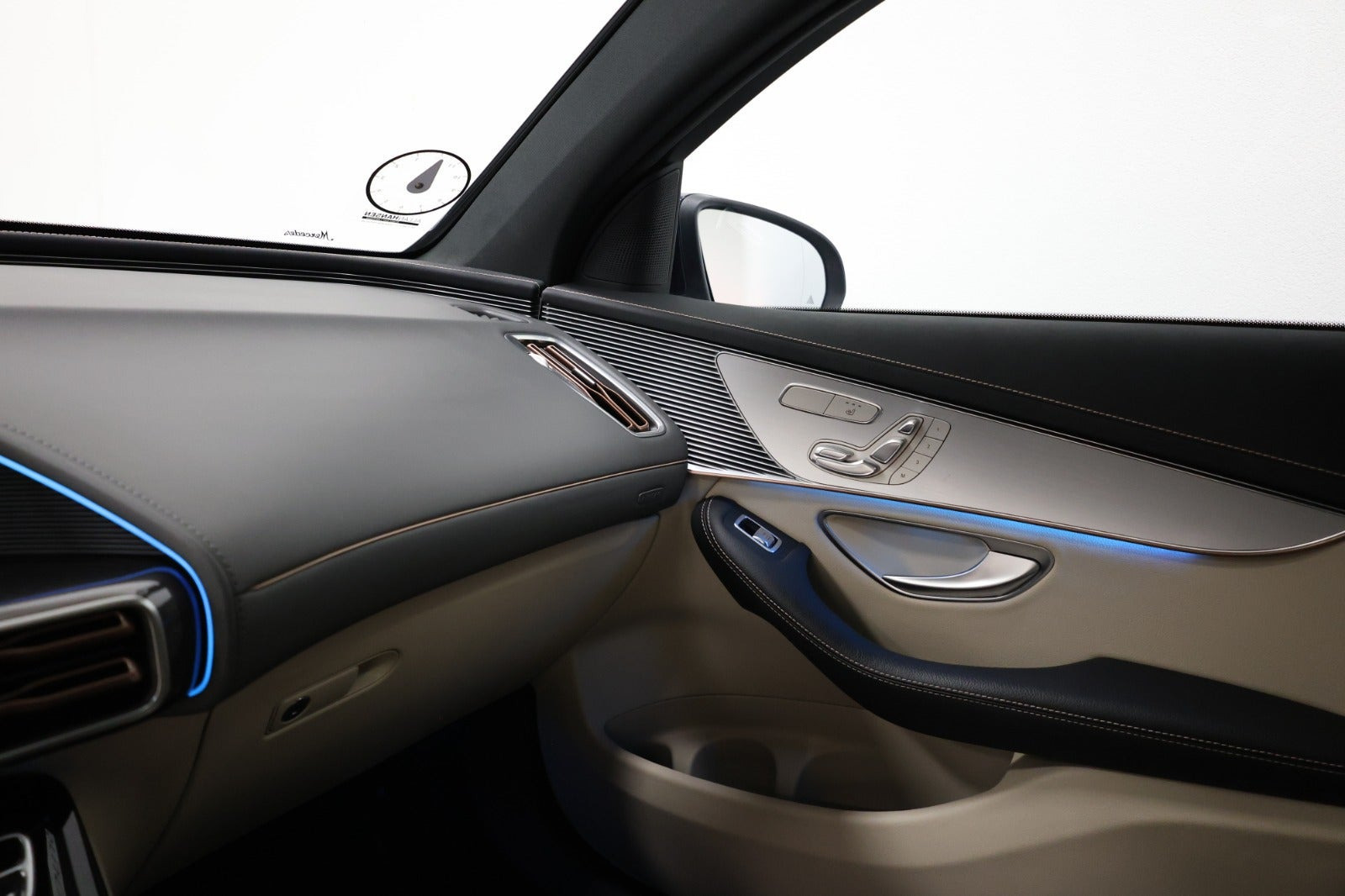 Blå Mercedes EQC400 fra 2023
