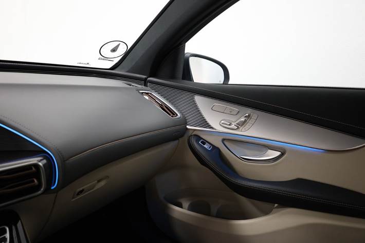 Blå Mercedes EQC400 fra 2023