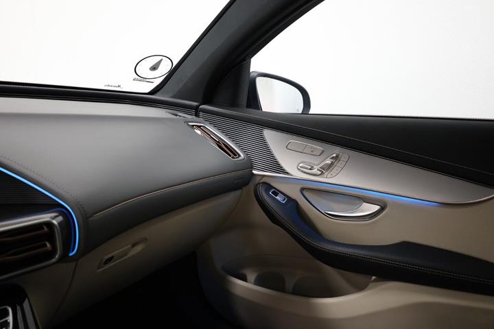 Blå Mercedes EQC400 fra 2023