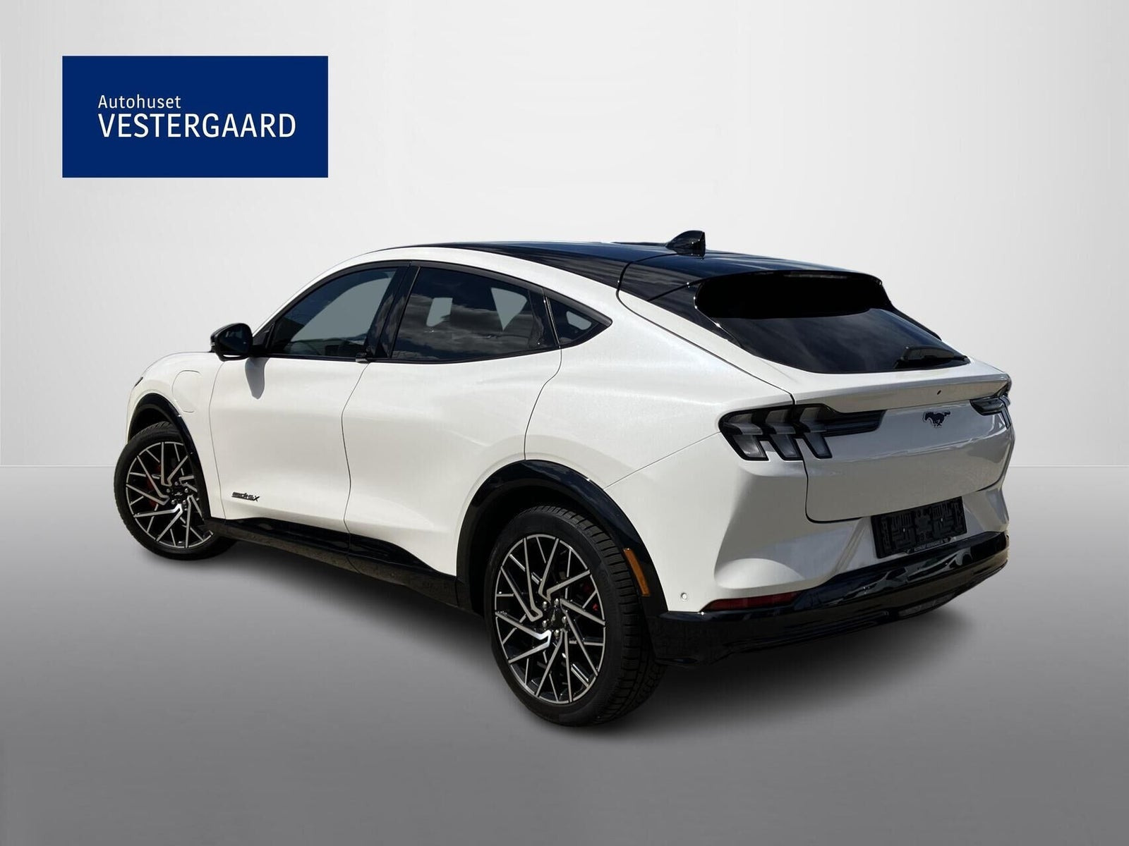 Hvid Ford Mustang Mach-E fra 2021