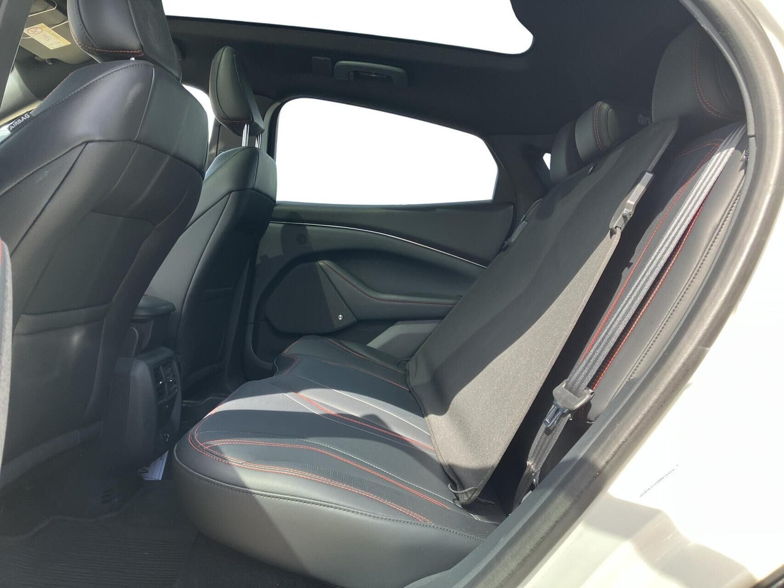 Hvid Ford Mustang Mach-E fra 2021