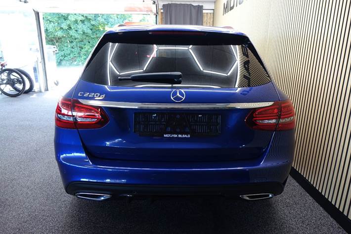 Blå Mercedes C220 d fra 2021