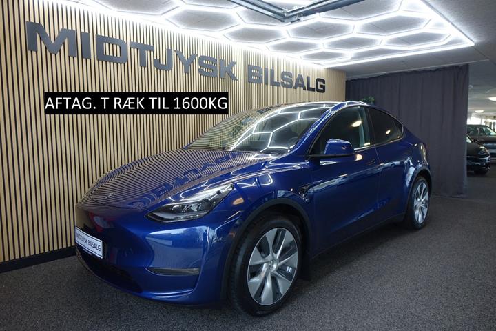 Blå Tesla Model Y fra 2024 set udefra
