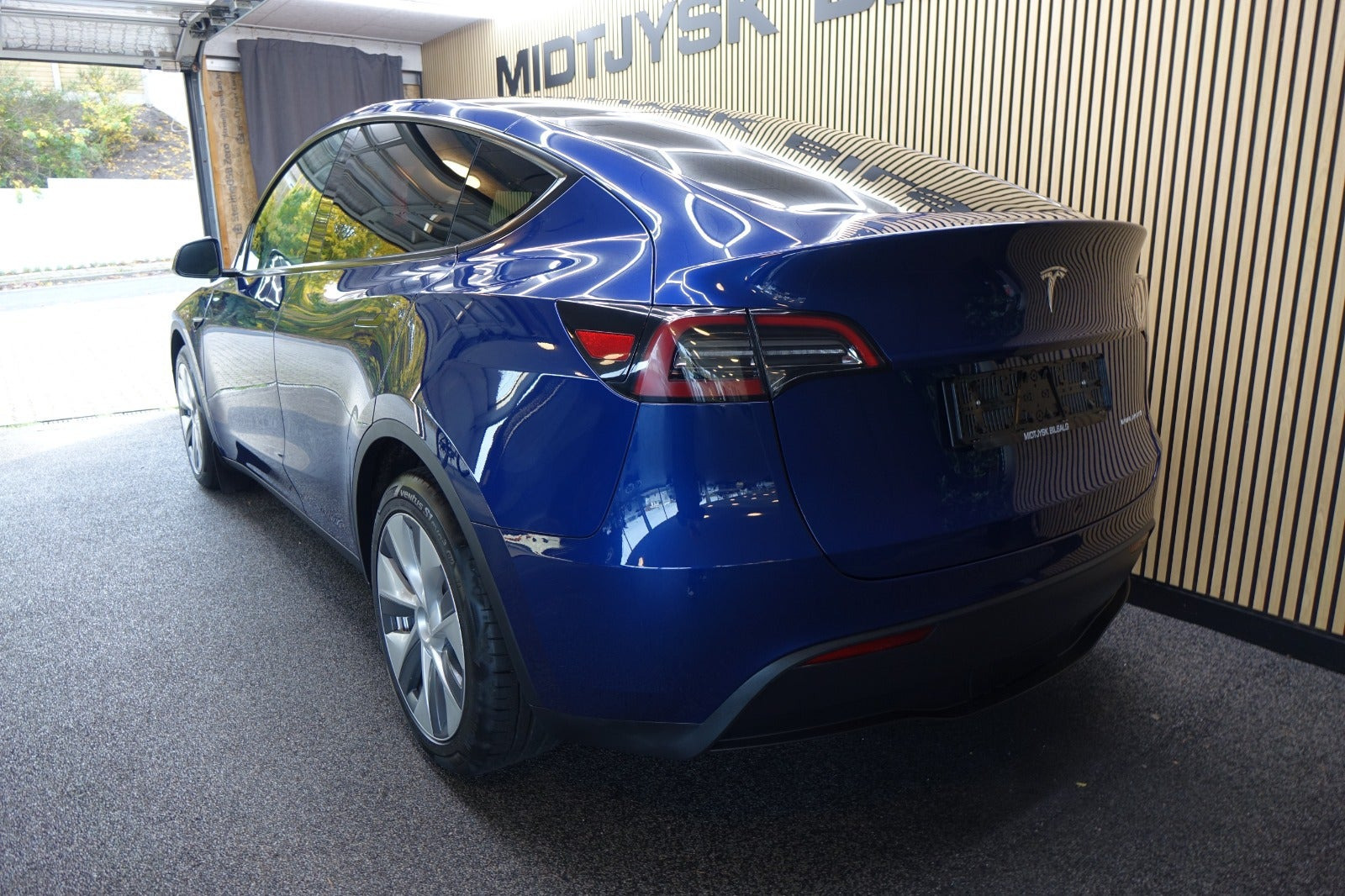 Blå Tesla Model Y fra 2024