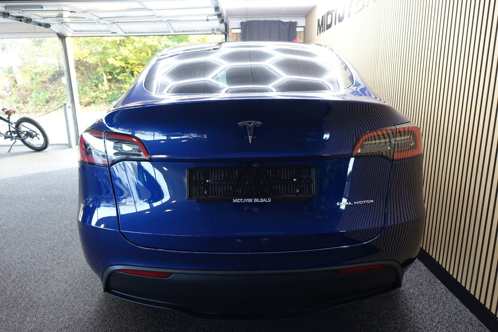 Blå Tesla Model Y fra 2024