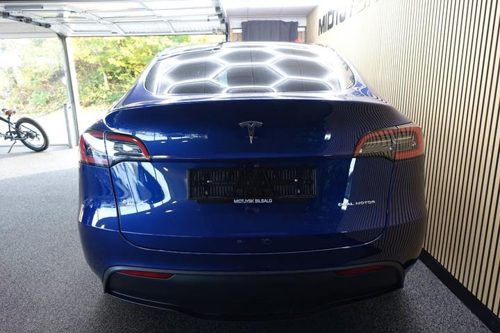 Blå Tesla Model Y fra 2024