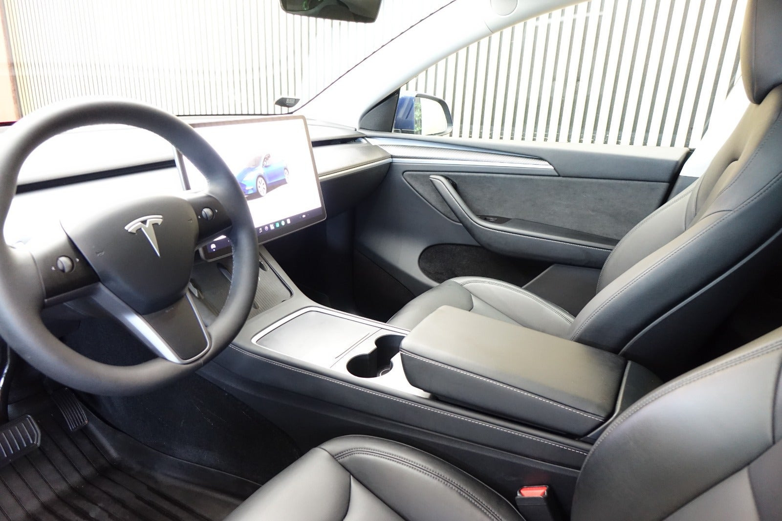 Blå Tesla Model Y fra 2024