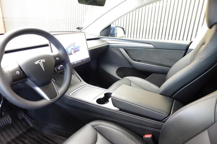 Blå Tesla Model Y fra 2024