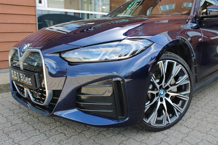 Blå BMW i4 fra 2023