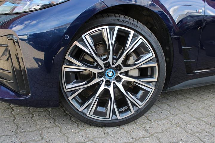 Blå BMW i4 fra 2023