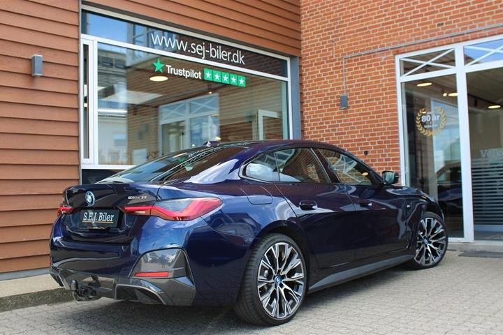 Blå BMW i4 fra 2023