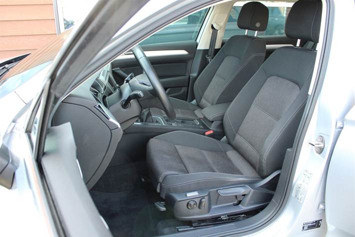 Sølv VW Passat fra 2017