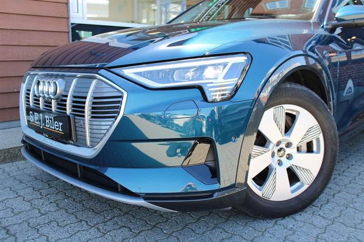 Blå Audi e-tron fra 2023