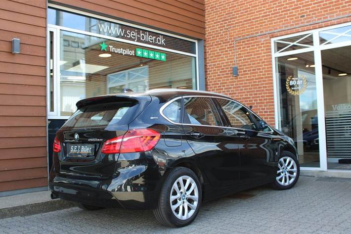 Sort BMW 225xe fra 2017