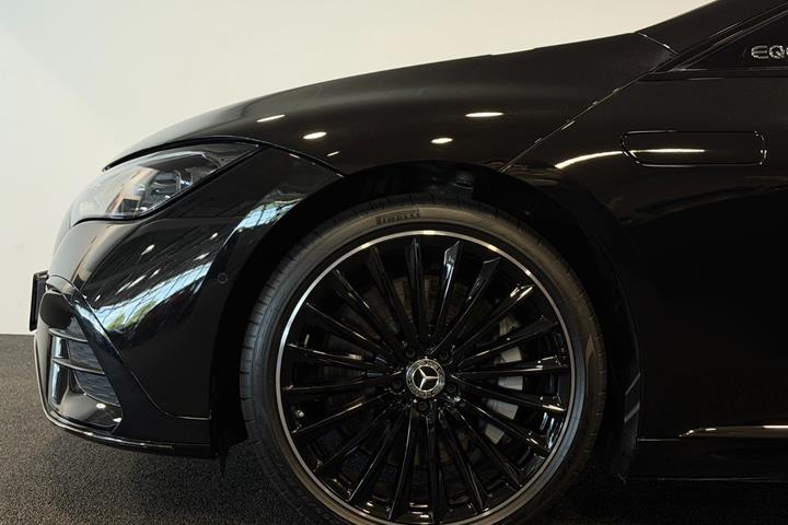 Sort Mercedes EQE300 fra 2025