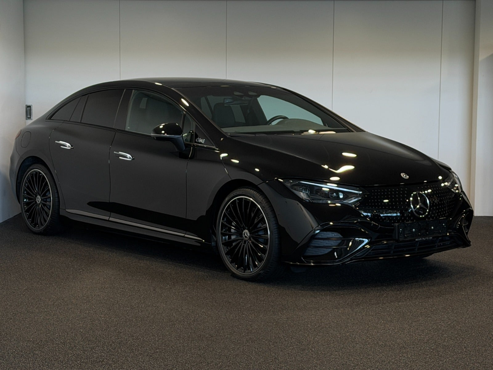 Sort Mercedes EQE300 fra 2025