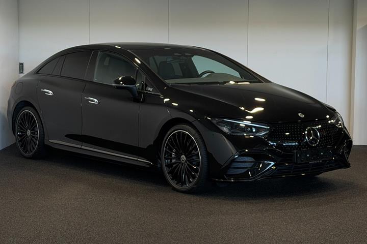 Sort Mercedes EQE300 fra 2025
