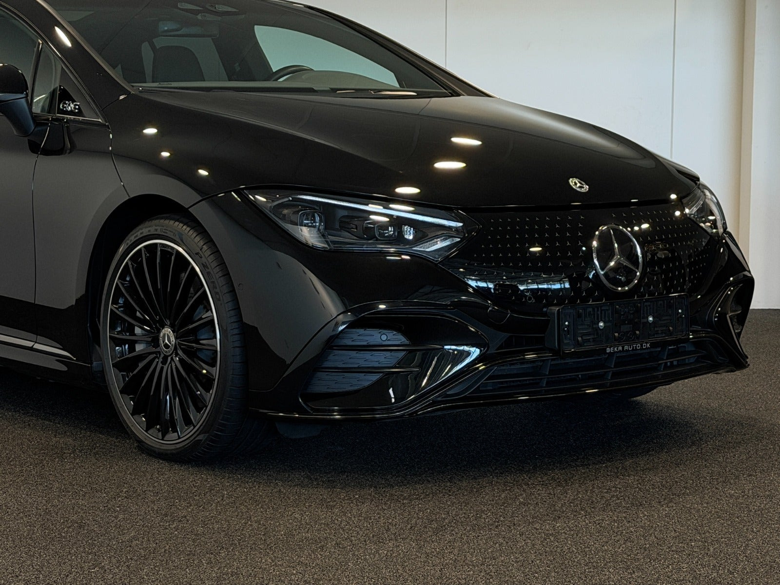 Sort Mercedes EQE300 fra 2025