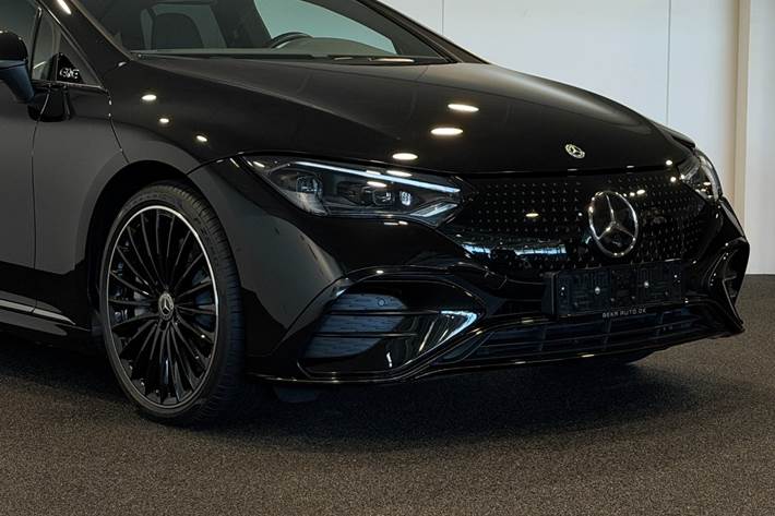 Sort Mercedes EQE300 fra 2025