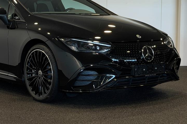 Sort Mercedes EQE300 fra 2025
