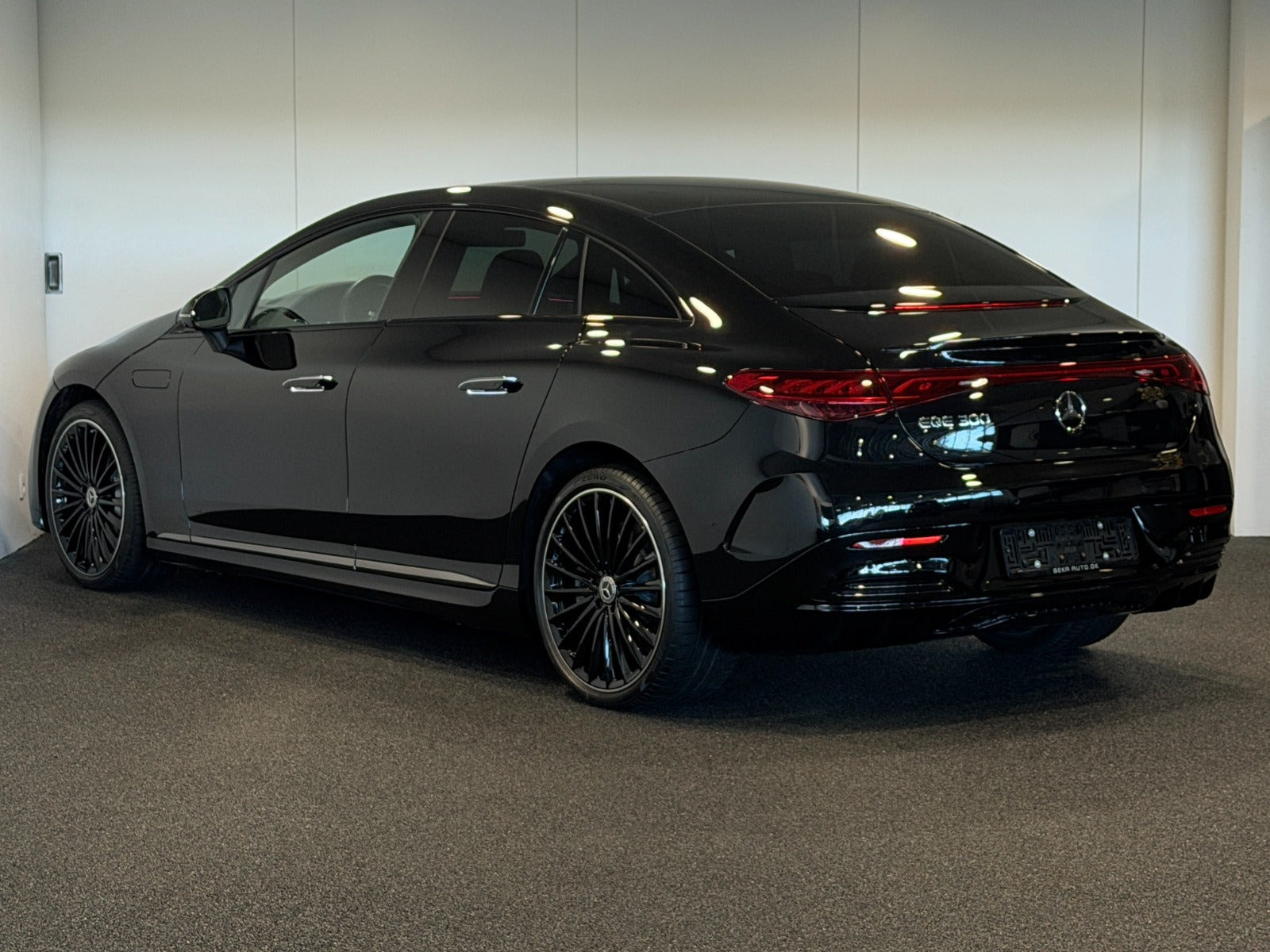 Sort Mercedes EQE300 fra 2025