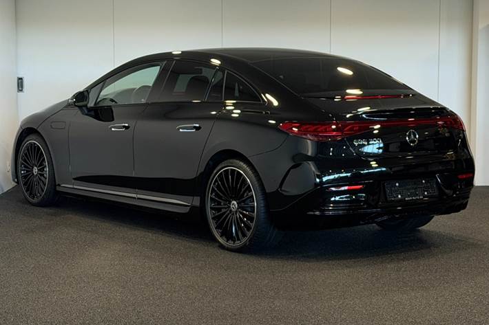 Sort Mercedes EQE300 fra 2025
