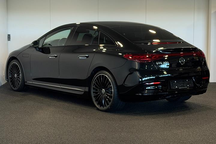 Sort Mercedes EQE300 fra 2025