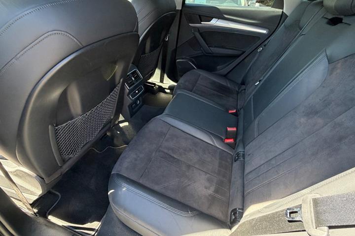 Grå Audi Q5 fra 2018