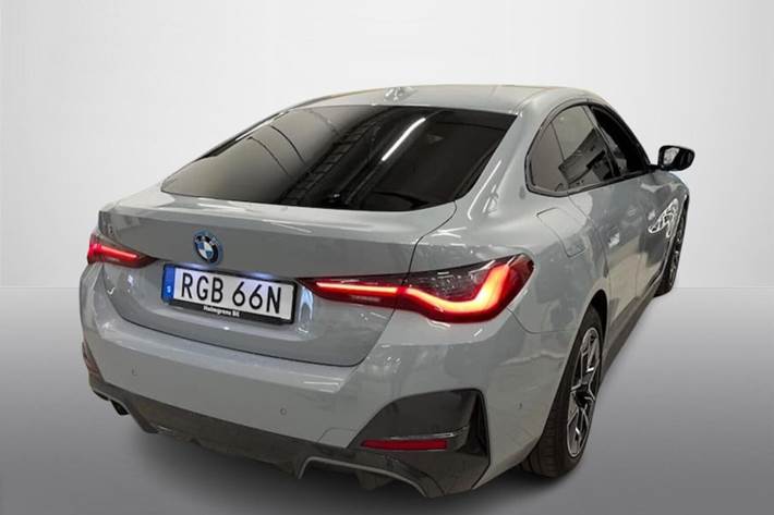 Grå BMW i4 fra 2023