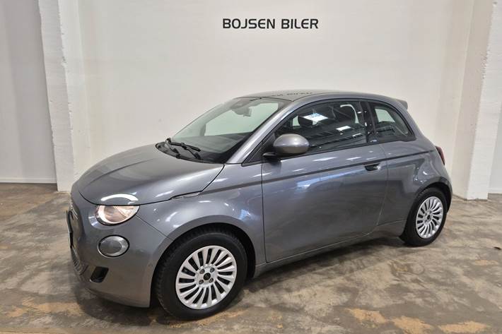 Grå Fiat 500e fra 2023 set udefra