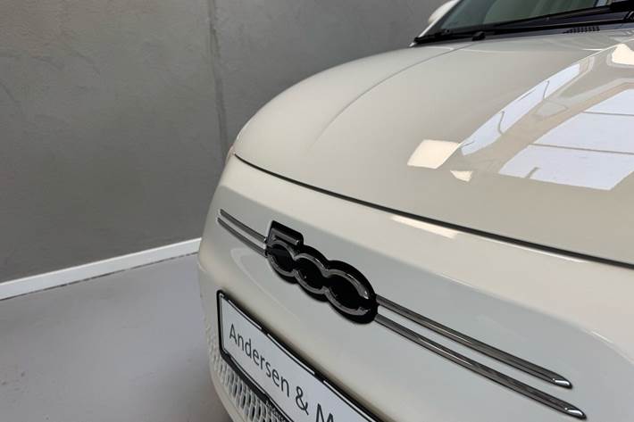 Hvid Fiat 500e fra 2023