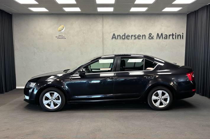 Sort Skoda Octavia fra 2015
