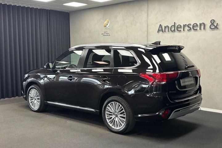 Sort Mitsubishi Outlander fra 2018
