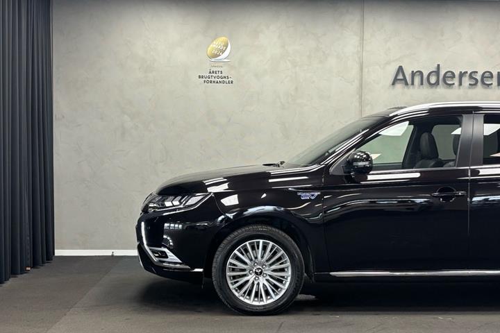 Sort Mitsubishi Outlander fra 2018