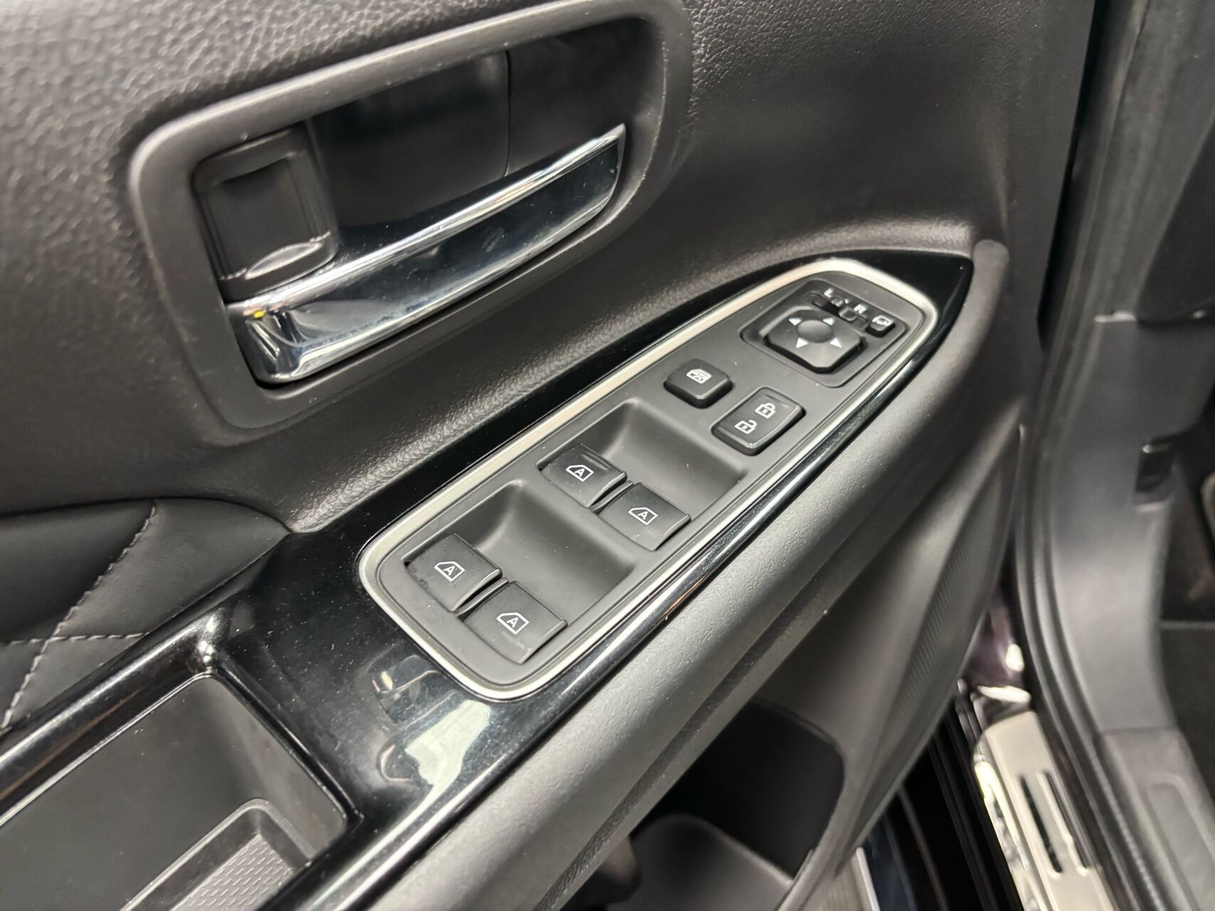 Sort Mitsubishi Outlander fra 2018