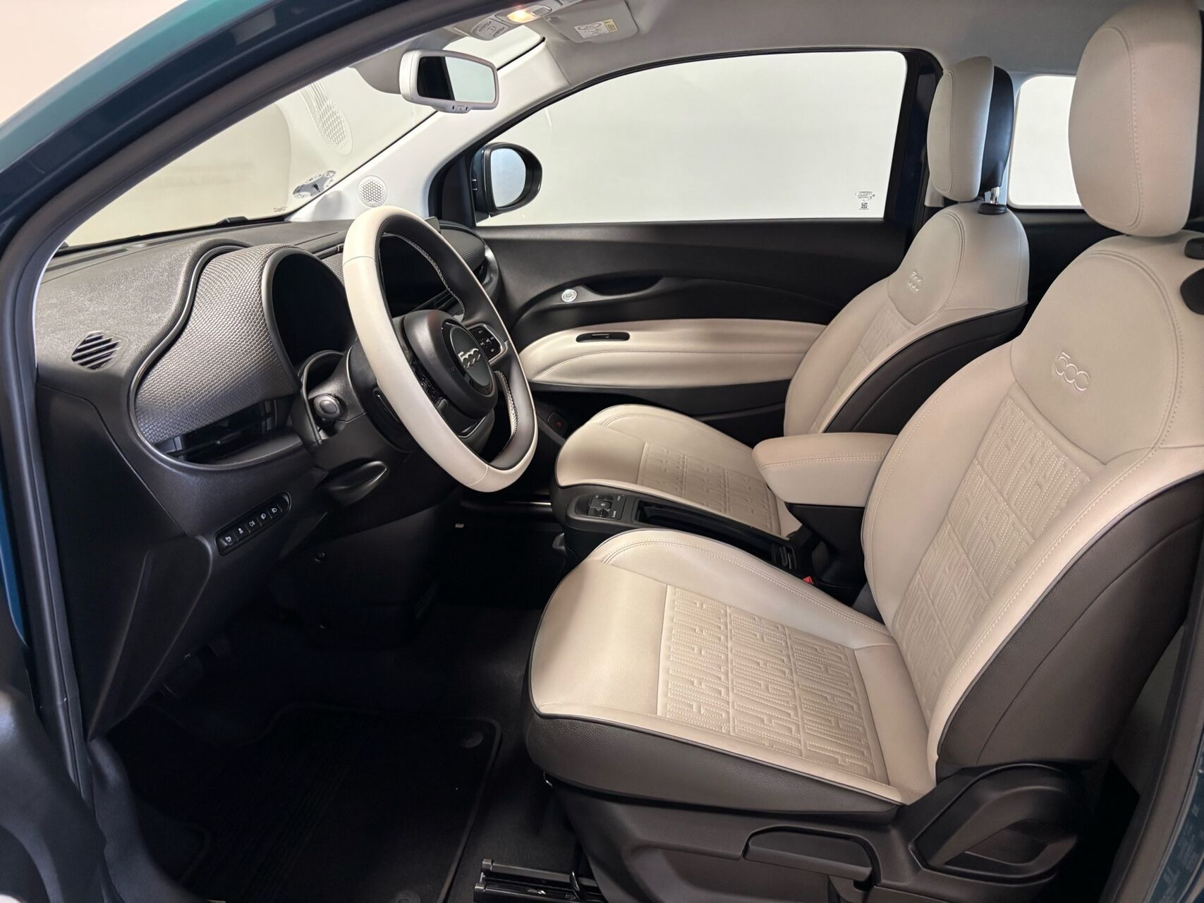 Grøn Fiat 500e fra 2023