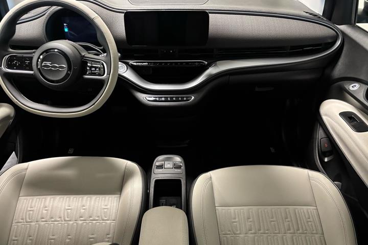 Grøn Fiat 500e fra 2023