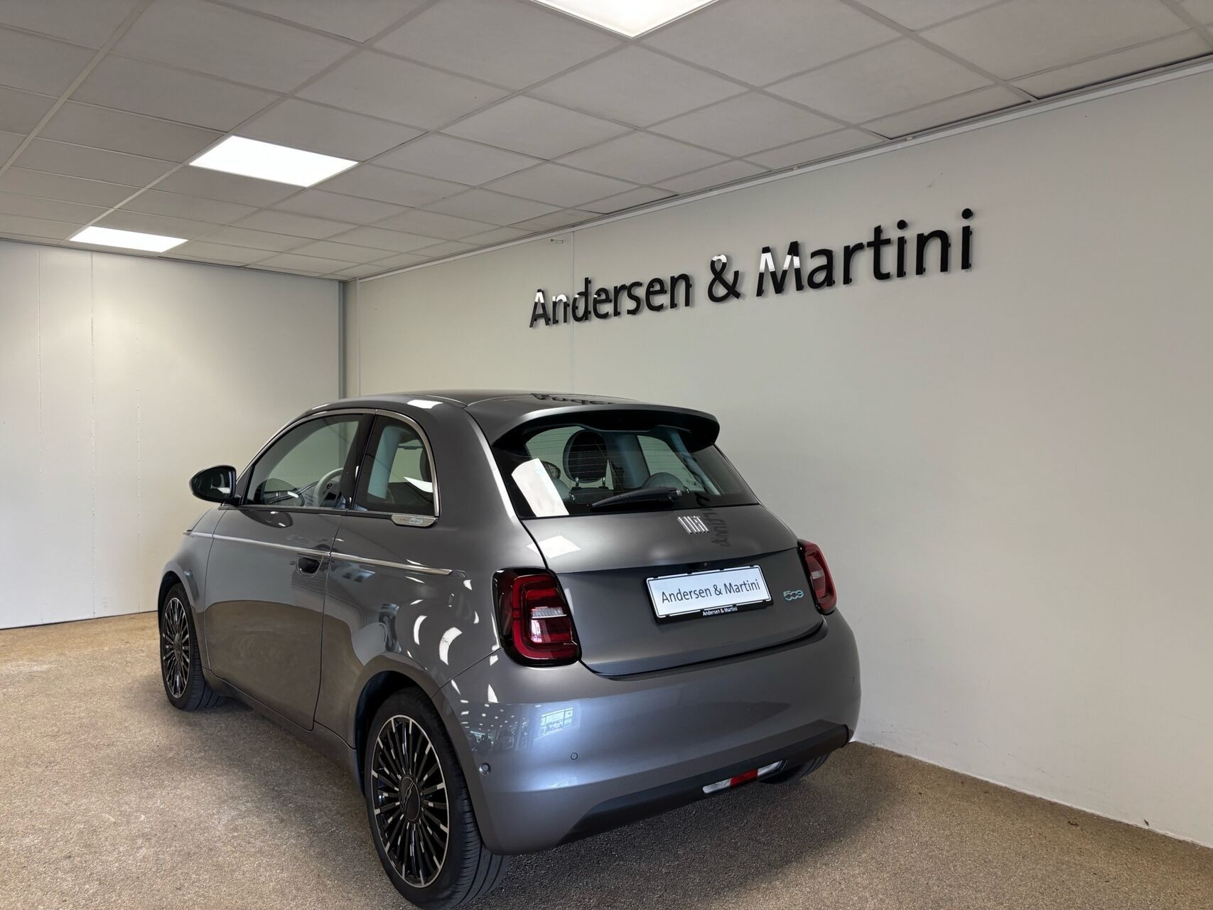 Grå Fiat 500e fra 2023