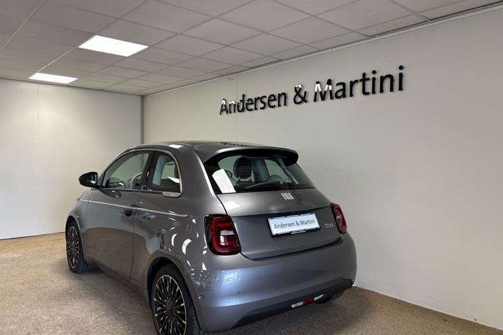 Grå Fiat 500e fra 2023