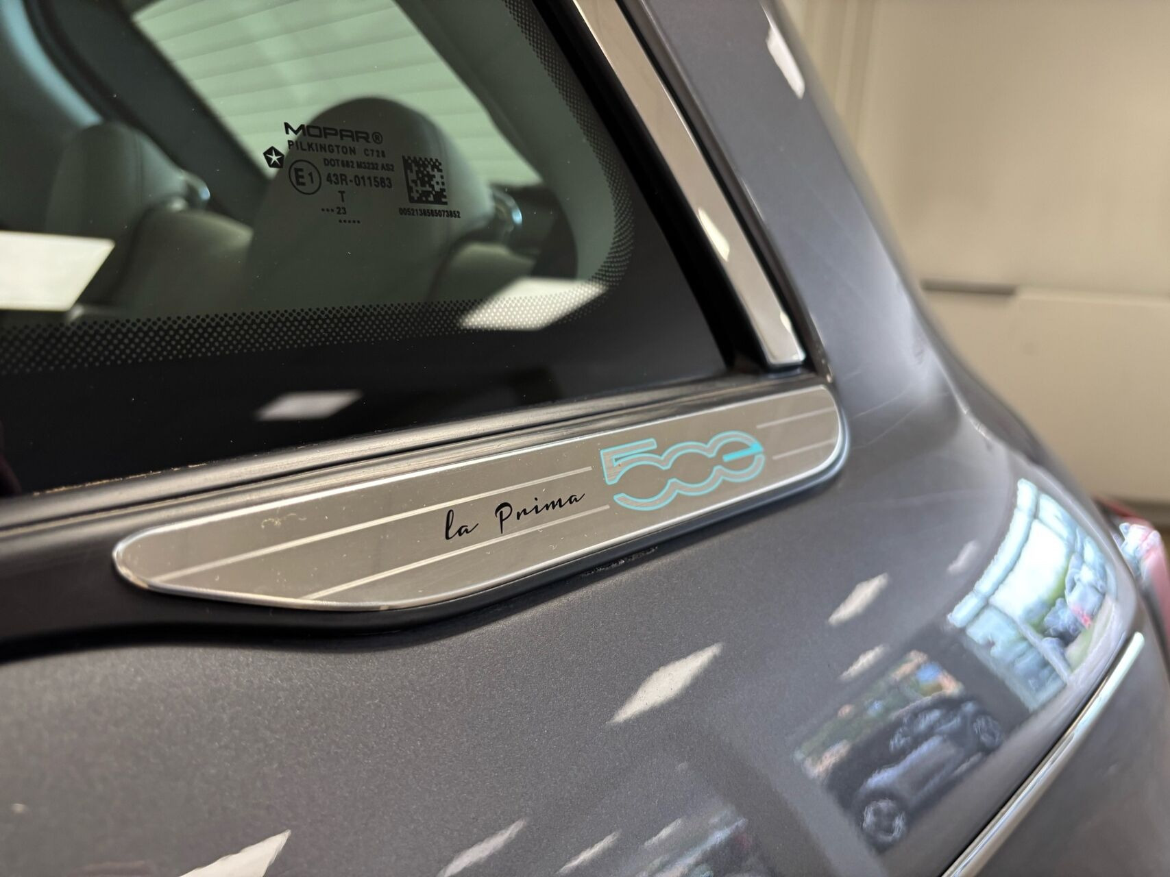 Grå Fiat 500e fra 2023