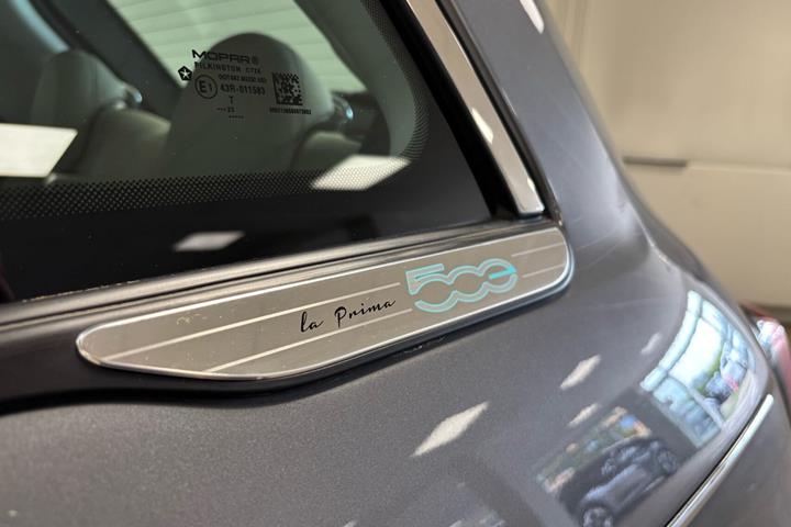 Grå Fiat 500e fra 2023